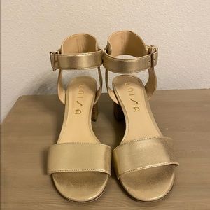 NWOT gold heel. Size 7.5.